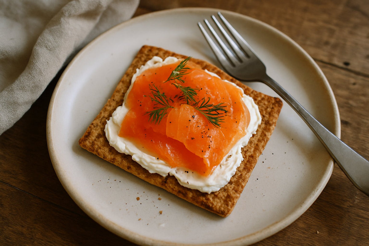 Cracker-hapjes met gerookte zalm en roomkaas