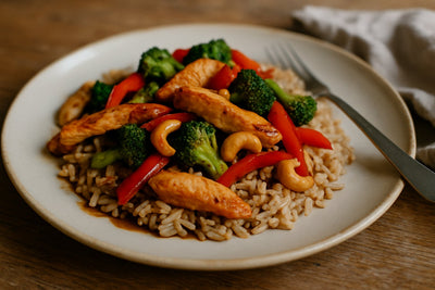 Kip-roerbak met volkoren rijst en cashew