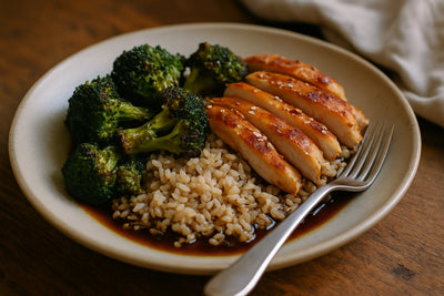 Kipbowl met zilvervliesrijst en knapperige broccoli