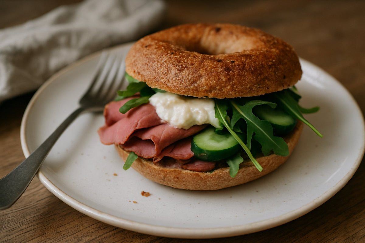 Vollkorn Bagel mit Roastbeef und Meerrettich