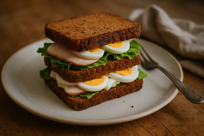 Volkoren club sandwich met kip en ei