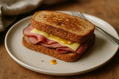 Eiwitbrood-tosti met rosbief en mosterd
