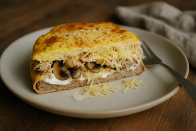 Gevulde omelet-taart met champignon en kip