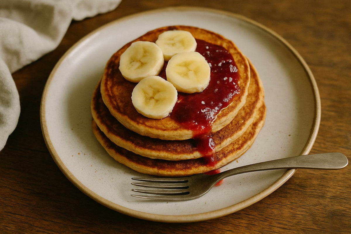 Pannenkoek-stack met banaan en jam